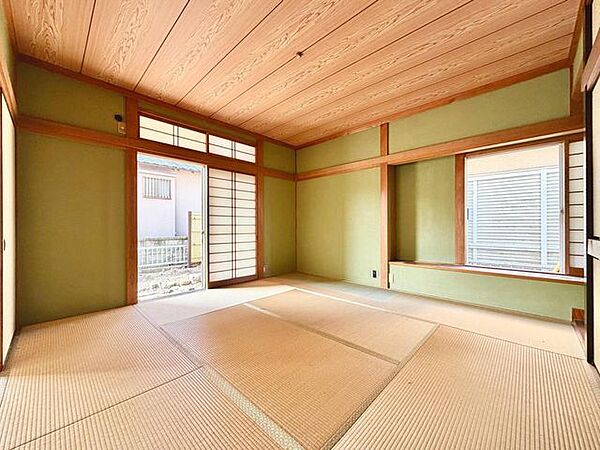 1階 和室約8帖です、ぜひ現地にて、実際の広さや開放感をお確かめください。