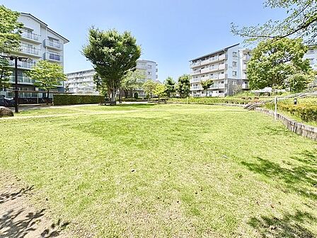 緑豊かで穏やかな敷地内の風景。四季折々の自然を感じながら、心安らぐひとときをお過ごしいただけます。