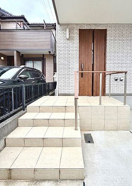 温かみのある木目調のデザインが特徴の玄関ドアです、ぜひ現地にて、実際の広さや開放感をお確かめください