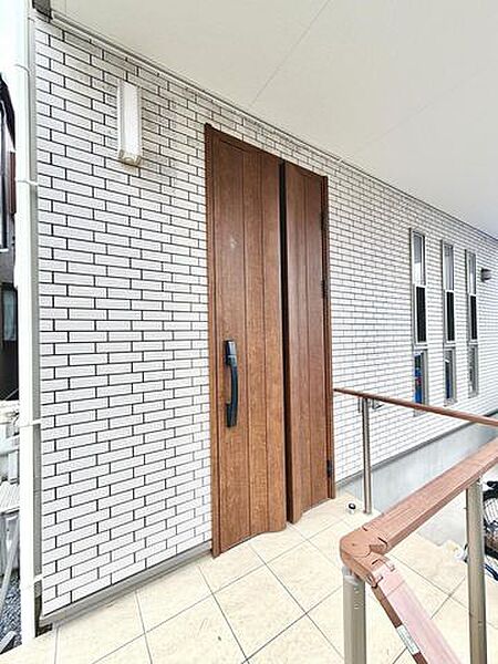 温かみのある木目調のデザインが特徴の玄関ドアです、ぜひ現地にて、実際の広さや開放感をお確かめください