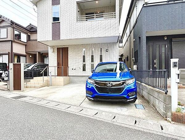 カースペース2台分（車種による）ぜひ現地にて、実際の広さや開放感をお確かめください。