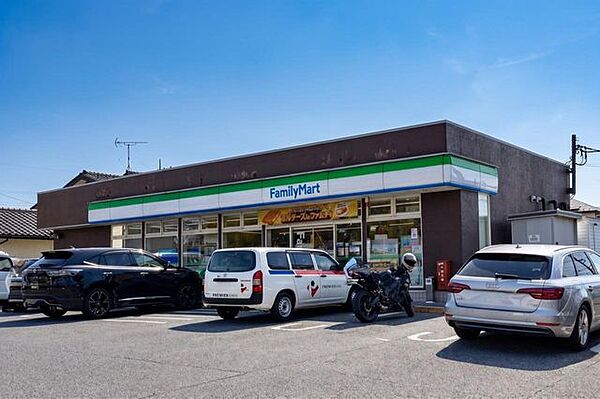 コンビニ ファミリーマート くぬぎ山4丁目店まで徒歩約8分（550m）