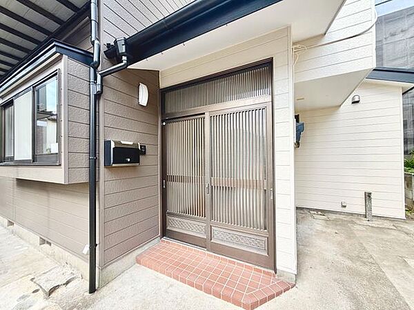 玄関周りも綺麗にリフォーム済み。毎日気持ち良くお出かけ・ご帰宅いただける、爽やかな空間です。