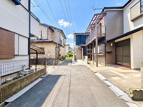 周辺は交通量の少ない閑静な住宅街。外壁・屋根塗装済みで、美しく生まれ変わった外観デザインです。
