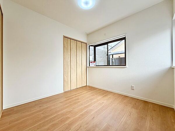 窓から差し込む光が、お部屋全体を明るく演出。クローゼット付きで整理整頓も捗ります。