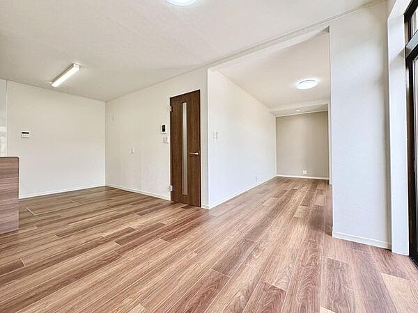 家族の団らんにふさわしいリビング。光と風が通り抜け、自然と会話が生まれる心地よい空間です。