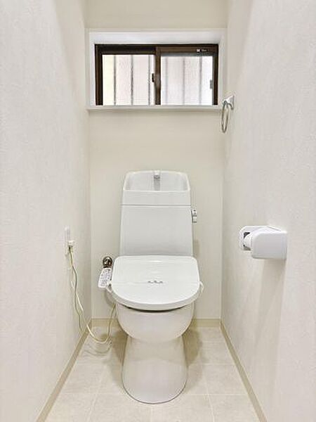 清潔感あふれるトイレ空間。毎日使う場所だからこそ、シンプルで使いやすく、掃除も快適な設計です。