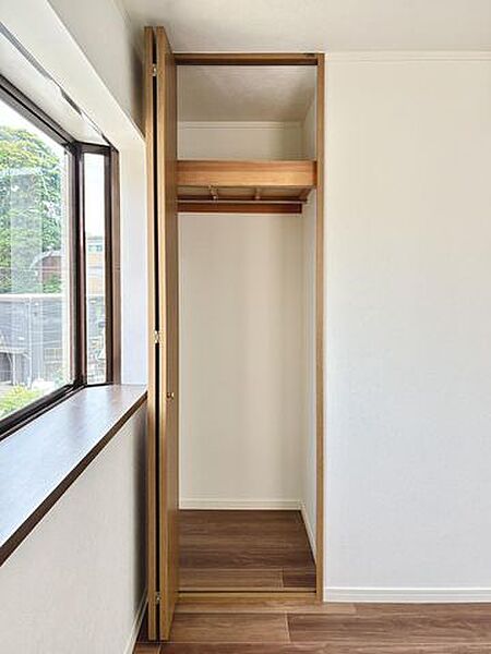 クローゼット完備で、お洋服や小物もたっぷり収納。季節の入れ替えもスムーズに行えます。