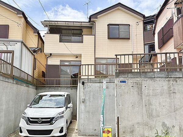 青空に映える堂々たる佇まい。大切に守られてきた住まいは、これからも長くご家族を温かく包み込みます。