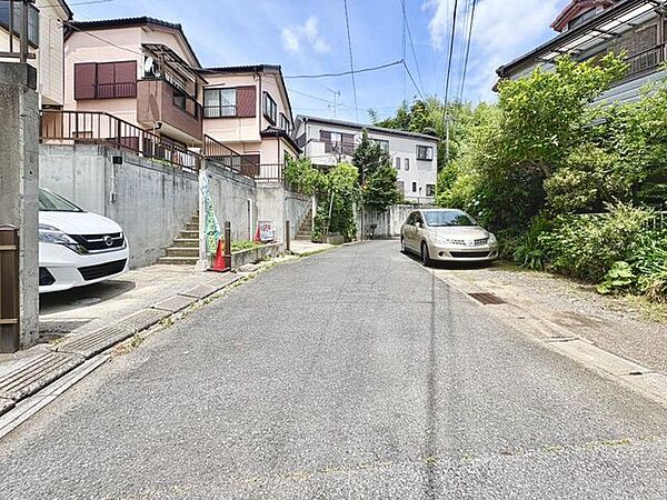 住まいの顔となる前面道路。落ち着きのある環境で、静かな朝と穏やかな夜が家族を待っています。