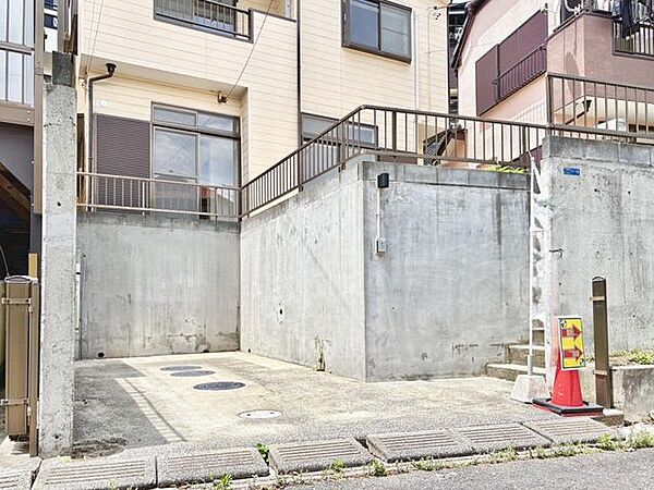 ゆとりあるカースペースを確保。日常の利便性を高め、大切なマイカーも安心して保管いただけます。