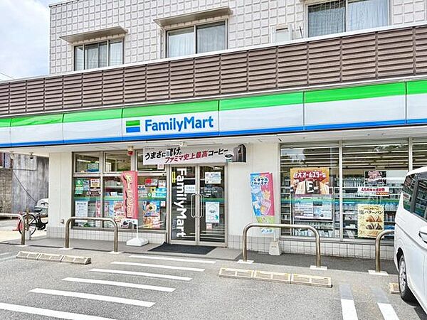コンビニ ファミリーマート 市川曽谷1丁目店まで徒歩7分（490m）