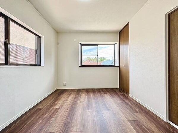 風通しの良い明るいお部屋。心地よい静寂に包まれ、夜は心ゆくまでぐっすりとお休みいただけます。