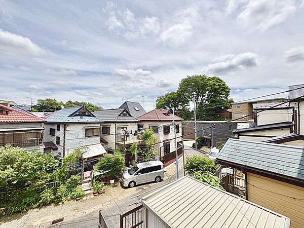バルコニーからの眺望。空の広さを感じる開放感あふれる眺めで、心に深呼吸の時間を。