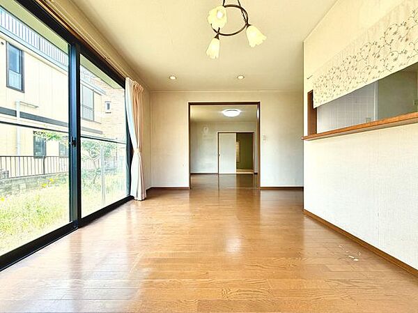 陽光溢れるリビングです、ぜひ現地にて、実際の広さや開放感をお確かめください。