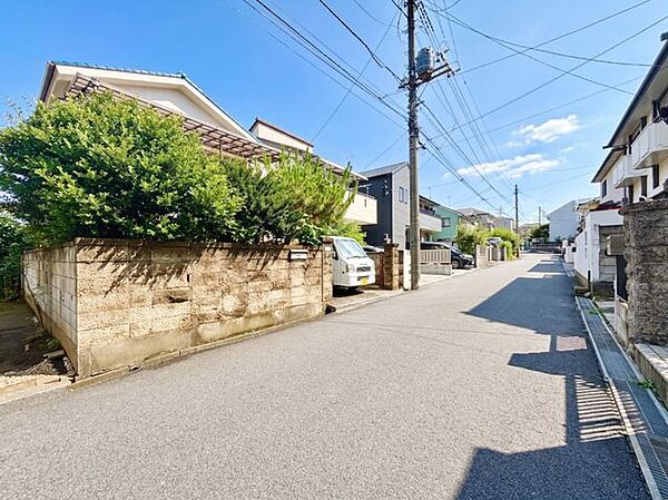 ゆとりある前面道路がもたらす安心感。現地にて実際の開放感をぜひお確かめください。