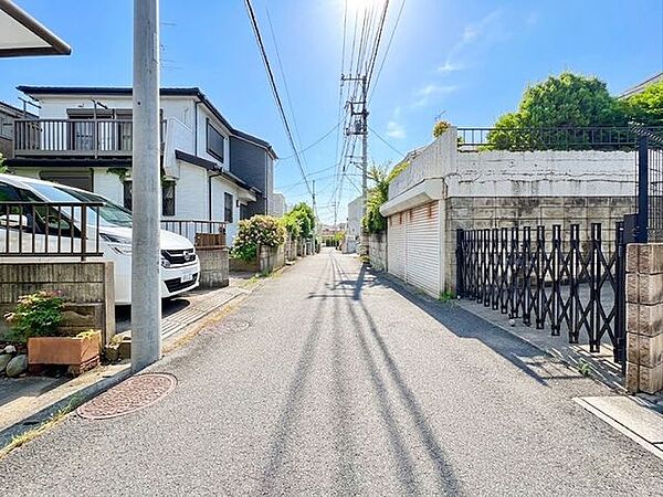陽当たりと通風に恵まれた、開放的な南東道路に面した住まい。閑静な環境が魅力です。