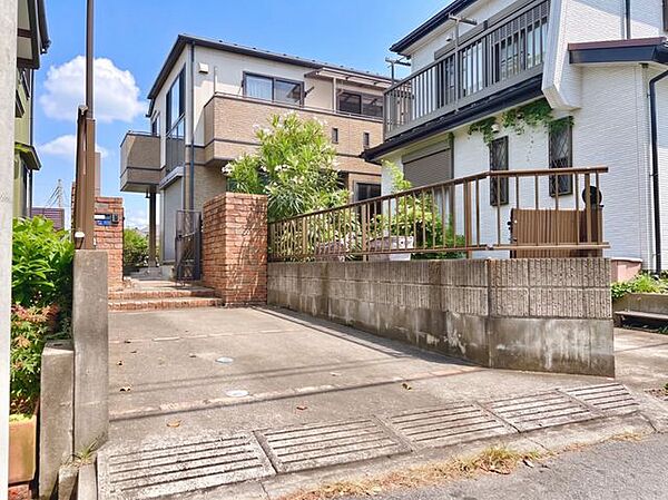 青空に映える堂々たる佇まい。リフォームで美しく蘇った、ご家族の新しい拠点です。