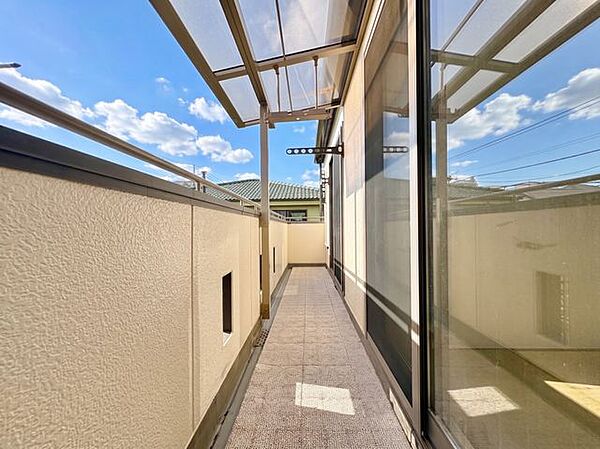 陽当たりの良いバルコニーは、洗濯物もカラッと乾きます。ちょっとした休憩スペースにも。