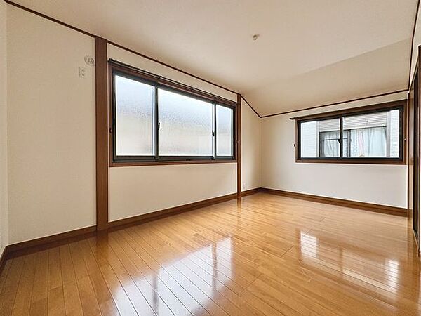 全居室収納完備で、お部屋を最大限広く使えます。主寝室としても最適な明るい洋室。