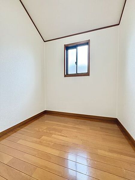 明るい採光が魅力の室内。どのお部屋にいても、心地よい開放感に包まれます。