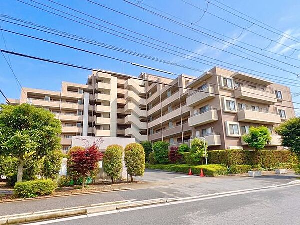 新生活を誇らしく彩る堂々たる佇まい。重厚感あるデザインのマンションです。