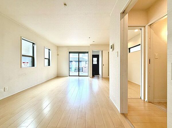 家具の配置がしやすい開放的なリビング。ライフスタイルに合わせたお好みの空間づくりを楽しめます。
