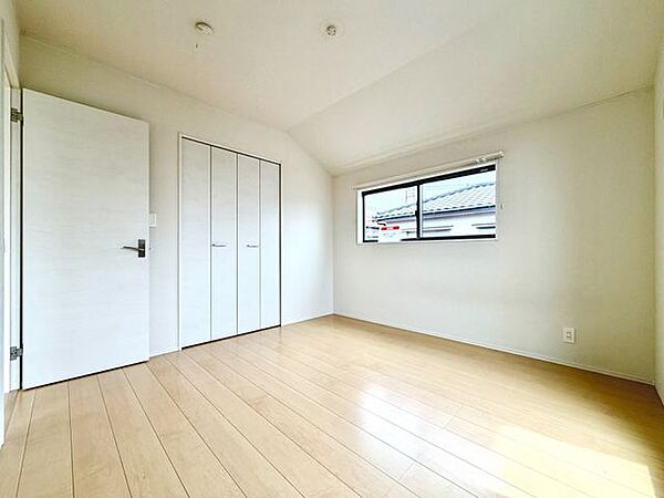 主寝室にふさわしい落ち着いた雰囲気の洋室。2面採光で通風も良く、心地よい風が通り抜けます。