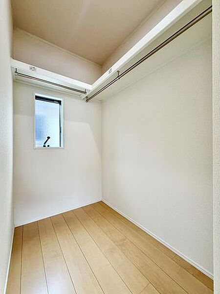お部屋を広く使える便利な収納スペース。お気に入りのお洋服や季節家電もすっきり収まります。