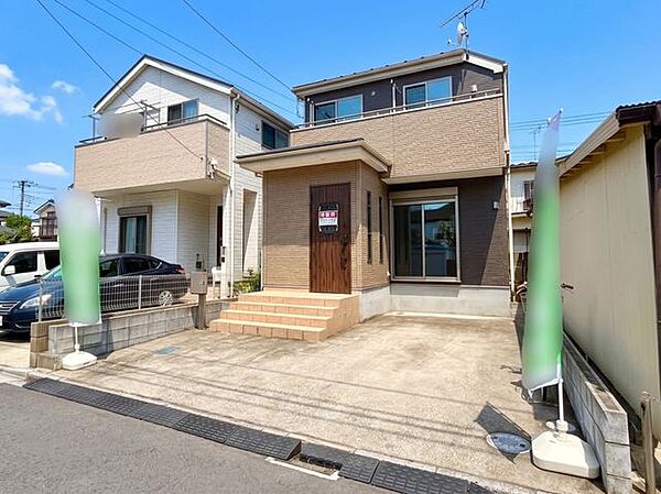 青空に美しく映える外観。周辺は落ち着いた街並みで、穏やかで心地よい暮らしが叶う住環境です。