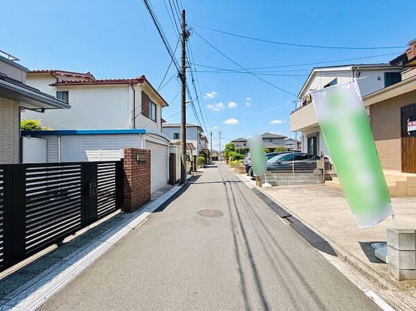 前面道路もすっきりしており、お車の出し入れもスムーズです。