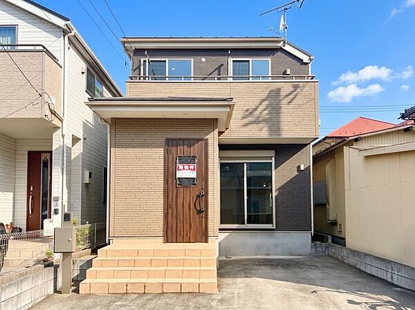 住まいの顔にふさわしい、清潔感あふれるアプローチ。日々の送り迎えや帰宅時を優しく迎えます。