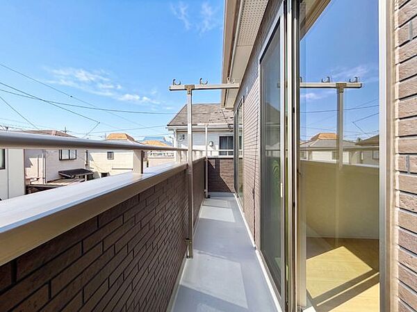 お洗濯物がカラッと乾く南面バルコニー。心地よい風を感じながら、ほっと一息つけるプライベート空間。