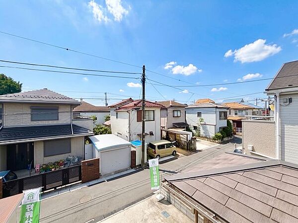 心地よい開放感が広がるバルコニーからの眺望。高い建物がなく、心地よい陽光が室内に注ぎ込みます。