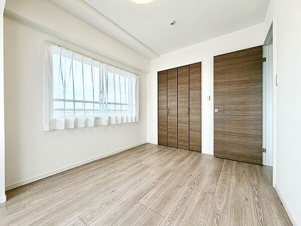 お子様の成長を優しく見守るお部屋。明るく風通しが良いので、勉強も遊びものびのび楽しめます。