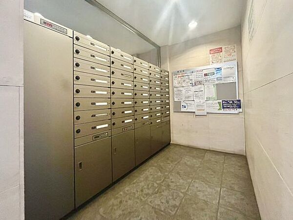 不在時も荷物を受け取れる便利な宅配ボックス完備。忙しい現代のライフスタイルに寄り添う嬉しい設備。
