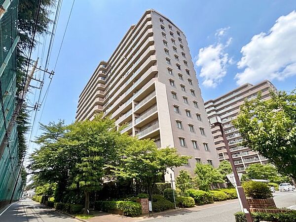 新生活を誇らしく彩る堂々たる佇まい。陽光に包まれた南東向きのお部屋で、明るい毎日が待っています。