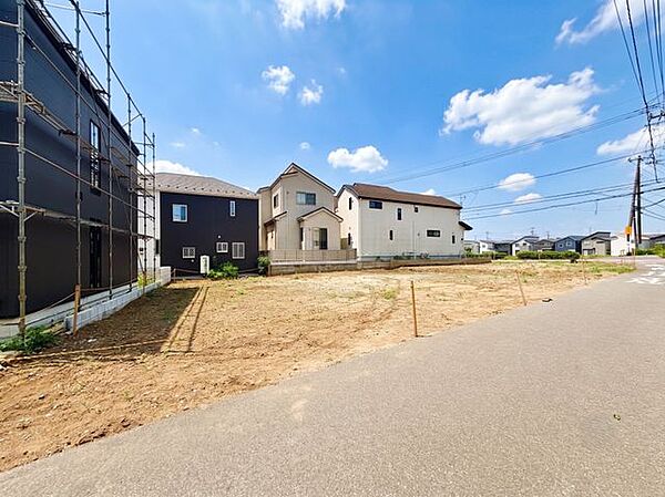 周囲には小学校や商業施設が充実。お子様の通学も安心で、ご家族の暮らしやすさを最優先に考えた住まいです。