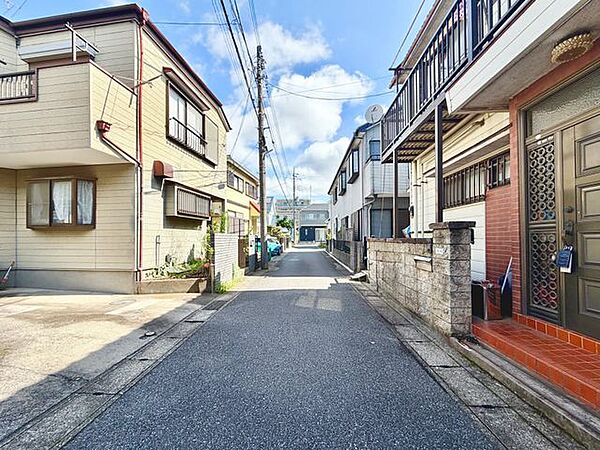 前面道路です、閑静な住宅街の中にあります