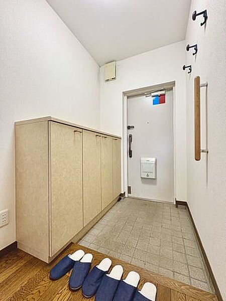 シューズボックス付きの玄関です、ぜひ現地にて実際の広さや解放感をお確かめください