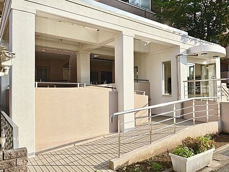 マンションの入り口です、ぜひ現地にて実際の広さや解放感をお確かめください。