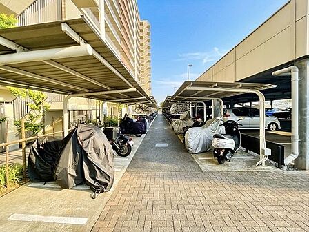 屋根付きで大切な自転車が雨に濡れにくい駐輪場。綺麗に整頓されており、マナーの良さが伺えます。