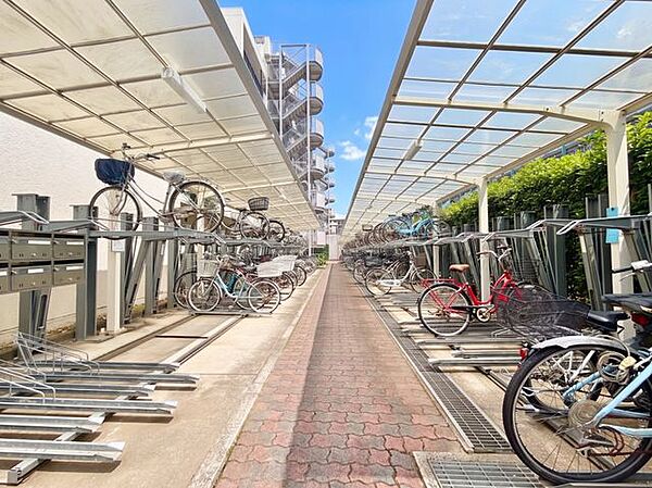 大切な自転車を雨から守る屋根付き。綺麗に保たれており、住まう方々のマナーの良さが伺えます。