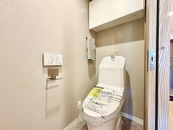 新規交換済みの清潔なトイレ。温水洗浄便座付きで、ご家族みんなが毎日快適に使えます。