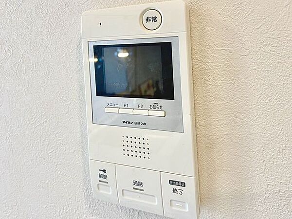 訪問者の顔が見えて防犯対策になります。ご家族の安全を守る、安心のセキュリティ設備です。
