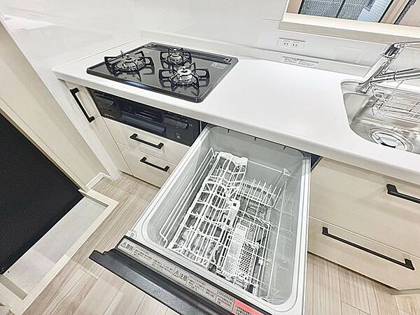清潔感と機能性を兼ね備えたスタイリッシュなキッチン空間です。