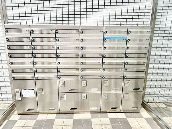 ご不在時のお荷物受け取りに便利な宅配ボックス。忙しい毎日の強い味方です。