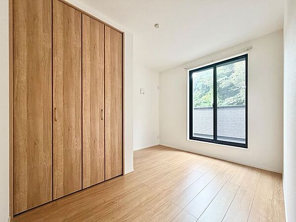 たっぷりの陽光が降り注ぐ明るい室内。爽やかな風が通り抜ける心地よいお部屋。
