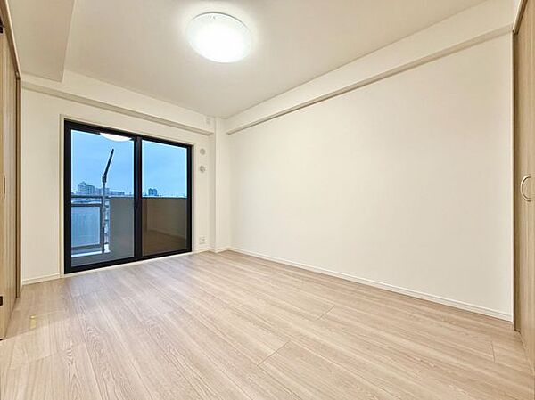 お子様の成長を優しく見守るお部屋。たっぷりの日差しが入り、明るく健やかな空間が広がります。
