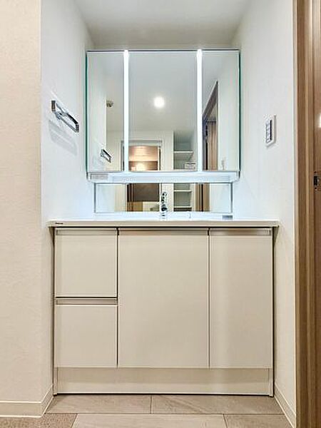 清潔感あふれる独立洗面台。忙しい朝の身支度もスムーズにこなせる、使いやすいデザインです。